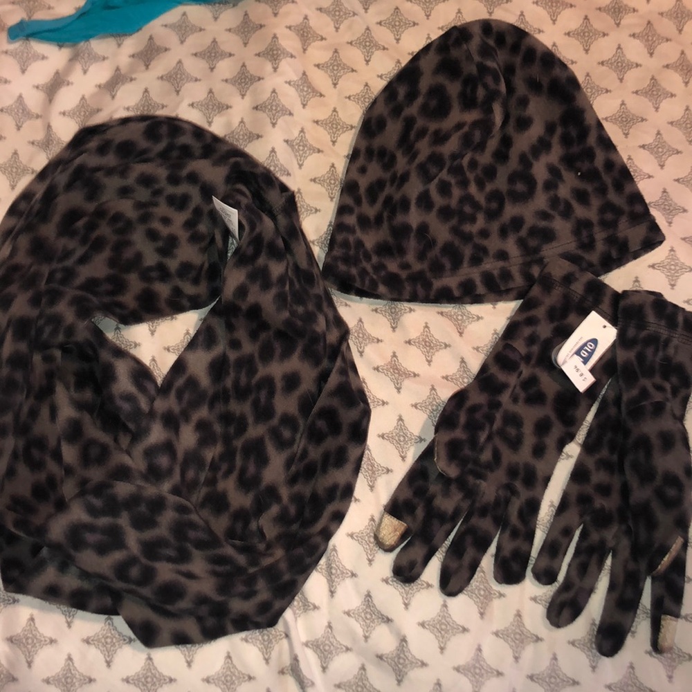 NTW gray cheetah scarf hat glove set